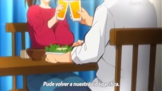A sucia secretaria se desliza bajo el escritorio para cumplir con sus deberes más prohibidos.