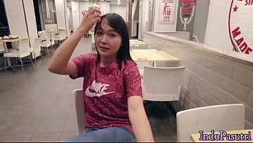 Tonton video panas mahasiswi Indo ketahuan selingkuh pas janjian makan siang, crot dalem memek basah.