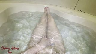 Me tocando e mostrando meus pés molhados na banheira, me exibindo gostoso.