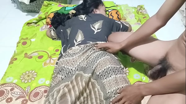 Ngentot bu Ratna, istri seksi yang haus sentuhan di saat sepi.