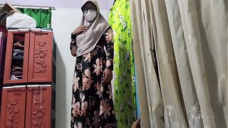 Guru kesiangan lihat murid lagi main kontol, langsung diajak crot bareng