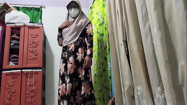 Guru kesiangan lihat murid lagi main kontol, langsung diajak crot bareng