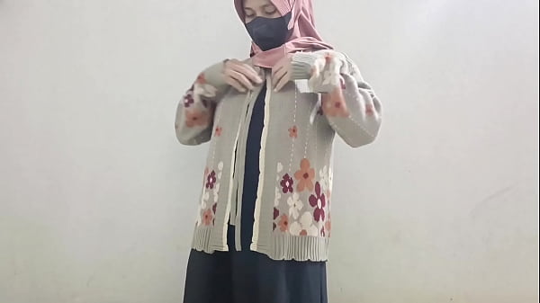 Gadis berjilbab main timun buat puaskan nafsu sendiri