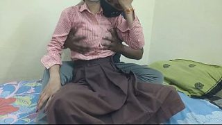 भारतीय कॉलेज की छात्रा अपने बॉयफ्रेंड के कमरे में गर्मागर्म चुदाई करती है