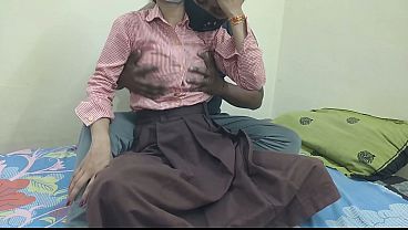 भारतीय कॉलेज की छात्रा अपने बॉयफ्रेंड के कमरे में गर्मागर्म चुदाई करती है