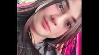 Latina colombiana se masturba y acaricia sus enormes tetas mientras se moja toda