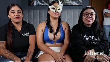 Mamacita de curvas explosivas vive su primera experiencia con dos