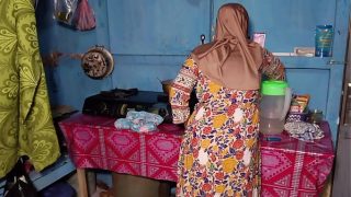 Aku ngewein istri temenku yang lagi masak di dapur