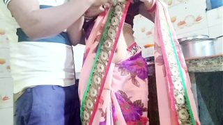 देसी भाभी बर्तन धो रही थी, तभी देवर ने आकर कहा—भाभी, तेरी चूत चाहिए, देगी क्या? हिंदी में सुन।