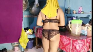 Ibu mertua pakai bikini sambil masak, bikin dapur makin panas