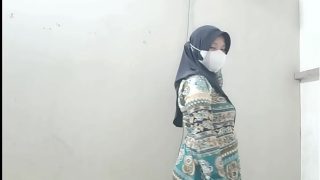 Ngentot istri tetangga pas suaminya lagi pergi kerja, makin nikmat karena diam-diam.