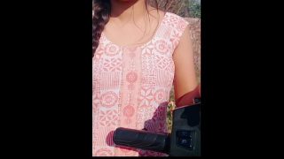 Desi randi ko sadak se utha kar choda, gali ki raat mein jabardasti chod diya.