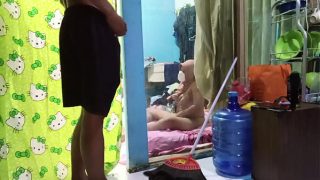Ngentot istri teman yang lagi sibuk mainin diri sendiri sambil nungguin giliran