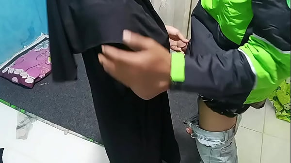Prank ajak ngentot ojol, bikin pengemudi makin panas dan siap digoda.