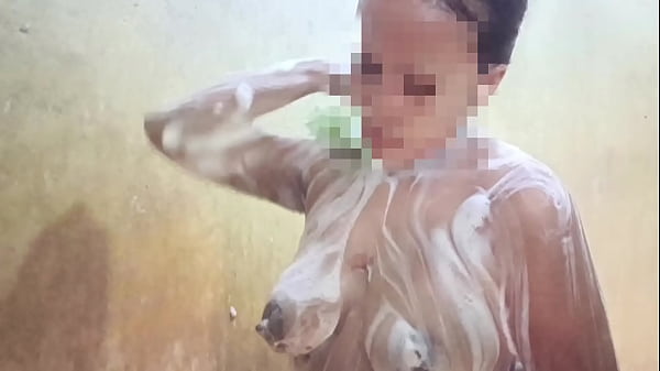 Lihatin aku mandi ya, sayang, biar kamu makin bernafsu.