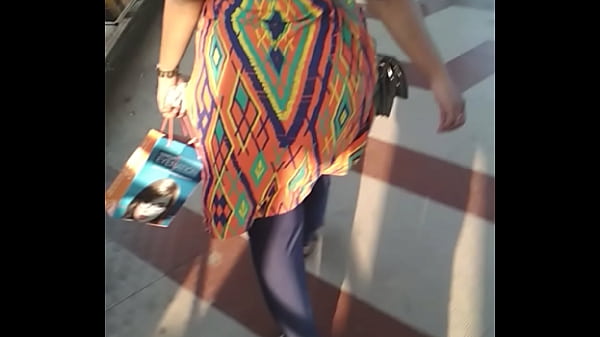 Big Indian aunty’s thick ass swaying as she walks