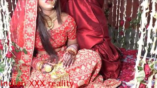 Bhabhi ki shaadi ka raat ka khel, pati ke saamne chudai ka maza