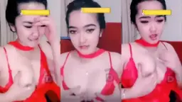 Buka paha pakai lingerie merah, siap digoyang malam ini