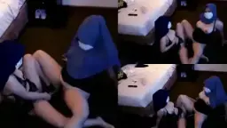 Ibu dan anak lesbian berhijab saling merayu dalam diam.