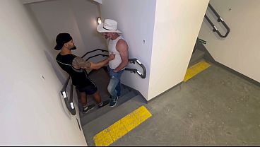 Encontré una verga enorme subiendo la escalera