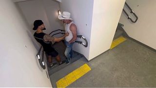 Encontré una verga enorme subiendo la escalera