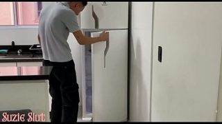 Minha Madrasta Me Pega Batendo Uma Com o Bolo Que Ela Fez pro Meu Pai, Aí Ela Me Pune Com uma Transa Pesada (VÍDEO COMPLETO NO RED)