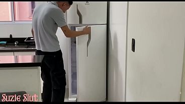 Minha Madrasta Me Pega Batendo Uma Com o Bolo Que Ela Fez pro Meu Pai, Aí Ela Me Pune Com uma Transa Pesada (VÍDEO COMPLETO NO RED)