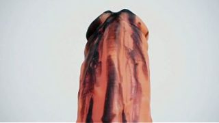 Increíble mamada y masturbación a un dildo gigante con una latina de tetas enormes y calientes