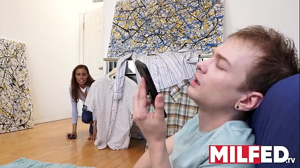 Mom caught her stepson jerking off while talking to her – MILFED