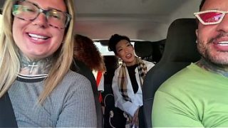 A japonesa e a morena transando gostoso dentro do carroChamamos um flanelinha e uma veterinária pra serem atores pornô!